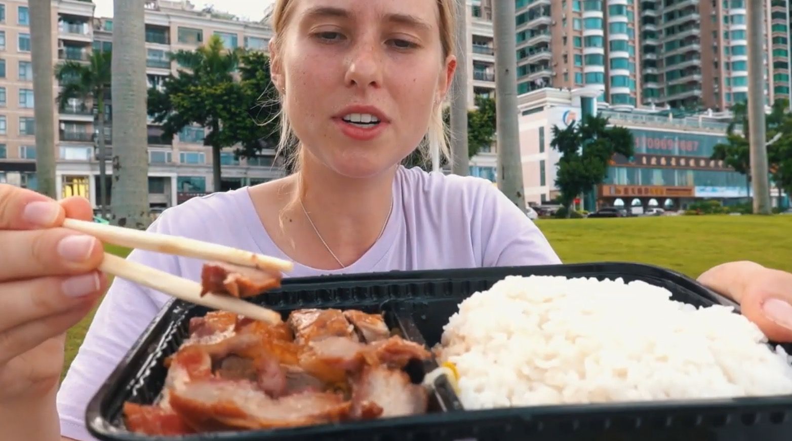 (Amy向粉絲推薦最愛的叉燒拼燒鴨飯,視頻截圖。)