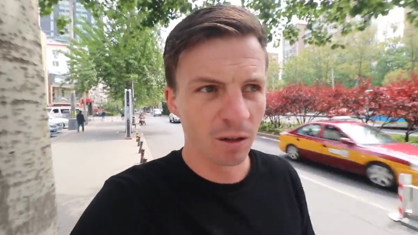 (Jordan在北京街頭拍攝VLOG,視頻截圖。)