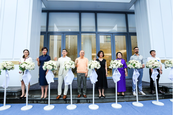 剪彩嘉宾自左至右分别是美克美家及运达美美顾客代表聂金梅女士、美克国际家居用品股份有限公司美克美家门店COO 周莉女士、家居廊首席内容官孙信喜、湖南运达实业集团董事长高云安先生、美克国际家居用品股份有限公司零售总经理牟莉女士、湖南运达贸易公司总经理苏华女士、室内设计和建筑师 Fabrizio Gurrado先生、美克美家长沙城市老客户代表王刚先生