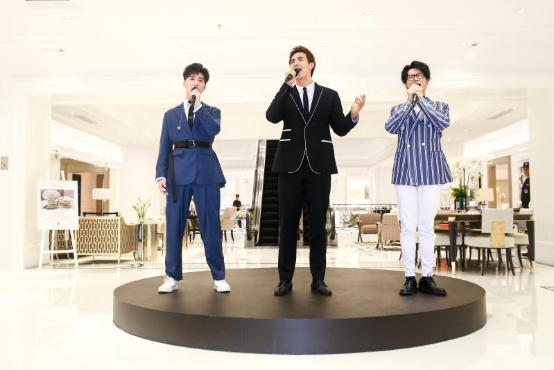 表演嘉宾自左至右分别是青年美声歌手蔡程昱、歌剧演员洪之光、青年歌手廖佳琳