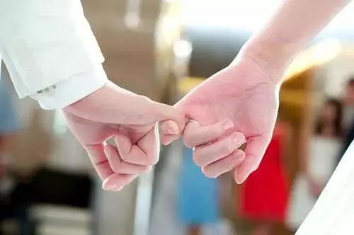 儿子突遇车祸成植物人 公婆不忍耽误儿媳代儿离婚