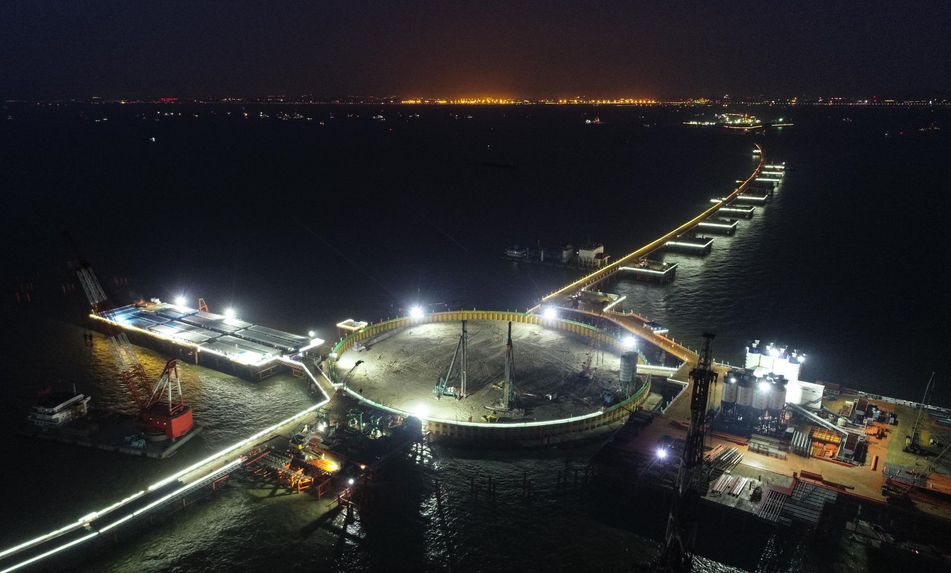 深中通道伶仃洋大桥东锚碇围堰施工现场夜景(新华社)