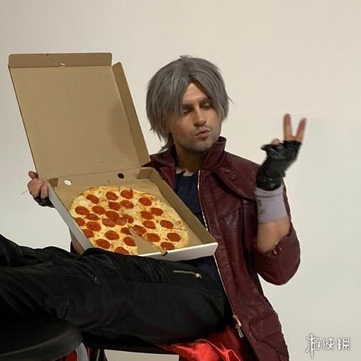 俄罗斯帅哥cos《鬼泣5》但丁 露出翘臀火辣又骚气!