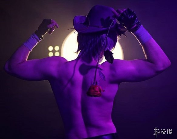 俄罗斯帅哥cos《鬼泣5》但丁 露出翘臀火辣又骚气!