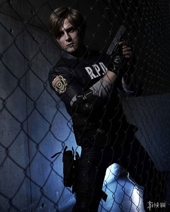 俄罗斯帅哥cos《鬼泣5》但丁 露出翘臀火辣又骚气!