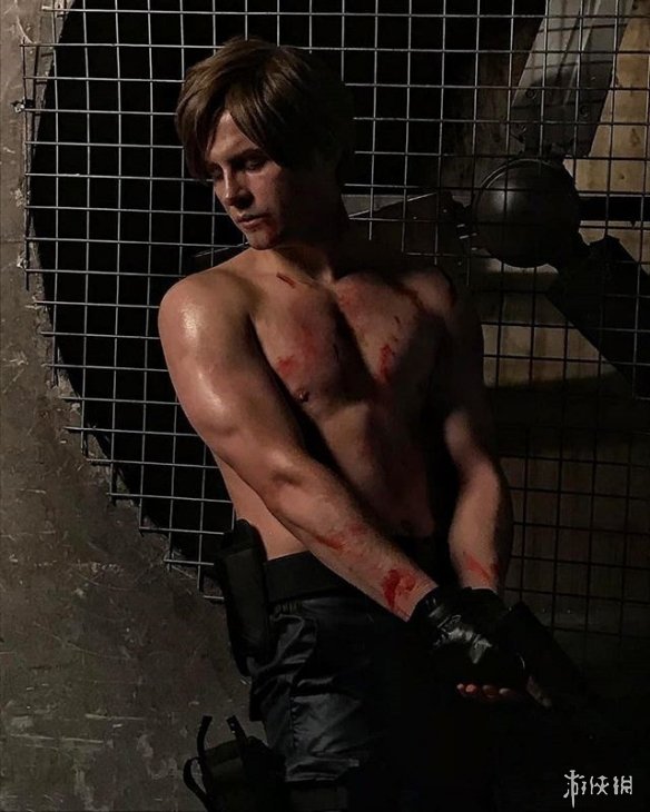 俄罗斯帅哥cos《鬼泣5》但丁 露出翘臀火辣又骚气!