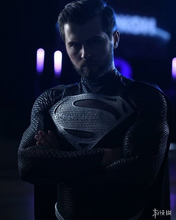 俄罗斯帅哥cos《鬼泣5》但丁 露出翘臀火辣又骚气!