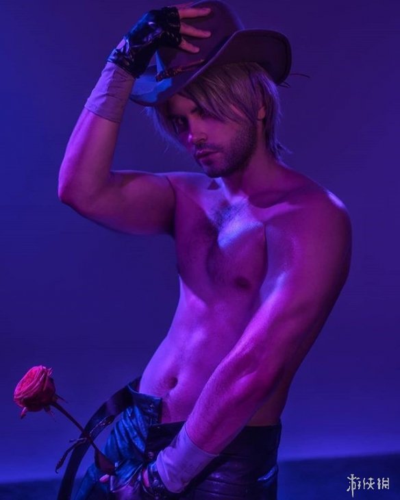 俄罗斯帅哥cos《鬼泣5》但丁 露出翘臀火辣又骚气!