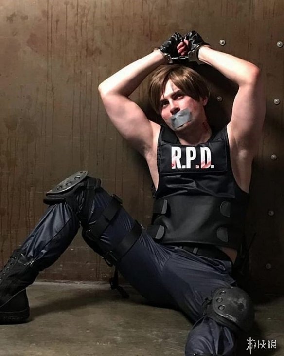 俄罗斯帅哥cos《鬼泣5》但丁 露出翘臀火辣又骚气!