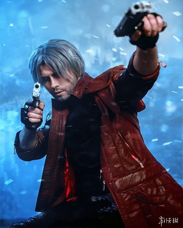 俄罗斯帅哥cos《鬼泣5》但丁 露出翘臀火辣又骚气!