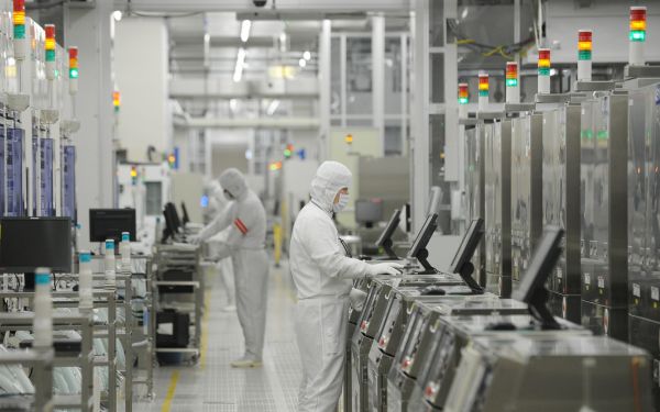 資料圖片:工作人員在日本茨城縣瑞薩電子公司工廠內工作。瑞薩電子公司是日本著名的製造微控制器、高級半導體等產品的公司。(新華社發)