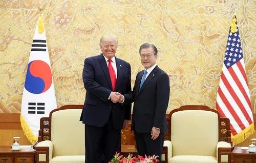 6月30日,在韩国首尔,韩国总统文在寅(右)和美国总统特朗普握手。新华社发