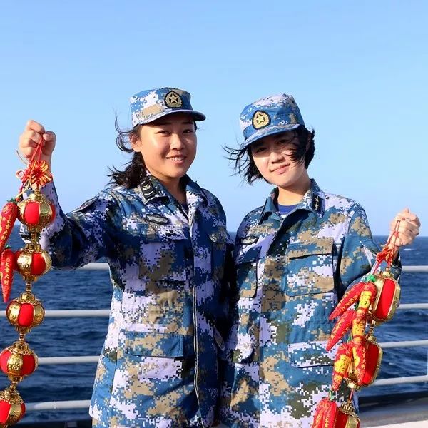 第三十一批护航编队昆仑山舰舰员在亚丁湾向战友们拜年 (8)_副本.jpg