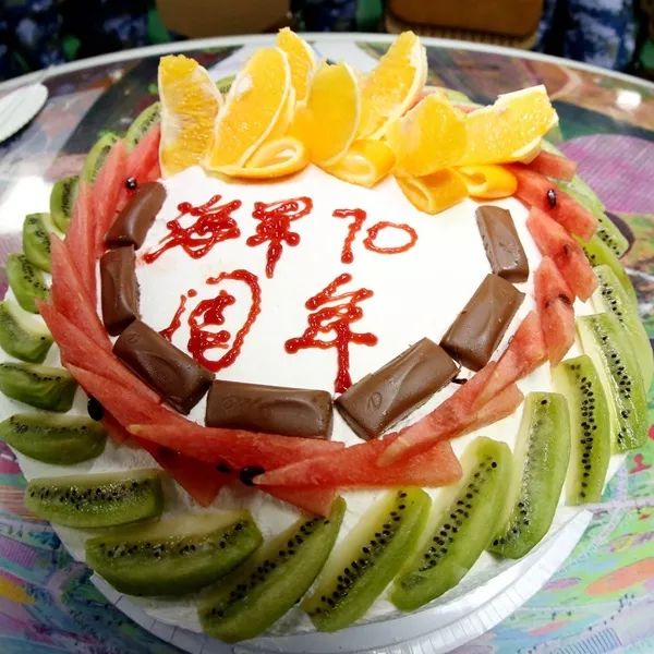 10.护航官兵自制的特色生日蛋糕 吴亢慈 摄_副本.jpg