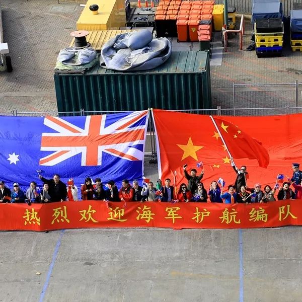 7.位码头欢迎中国海军护航编队的华人华侨。(薛成清摄)7101_副本.jpg