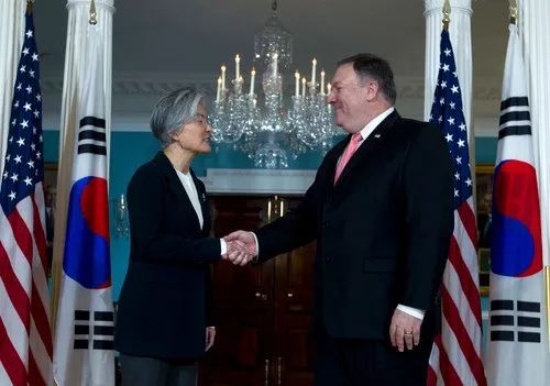 2018年12月6日,在美国华盛顿,美国国务卿蓬佩奥(右)与韩国外长康京和握手。新华社/美联
