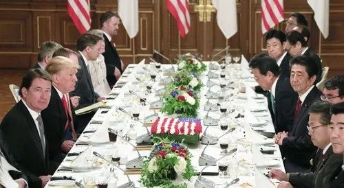 5月27日,在日本东京,日本首相安倍晋三(右四)与美国总统特朗普(左二)举行工作午餐。新华社/共同社