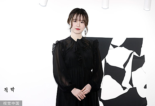 资料图:当地时间2019年6月7日下午,韩国首尔,具惠善在某画廊举行了个人作品展发布会。(视觉中国)