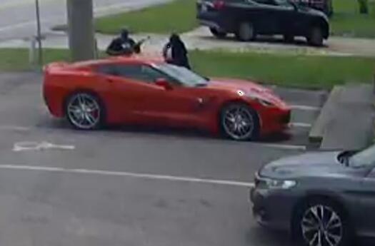 美国两男子持AK47欲劫车 看到司机警徽立刻吓跑