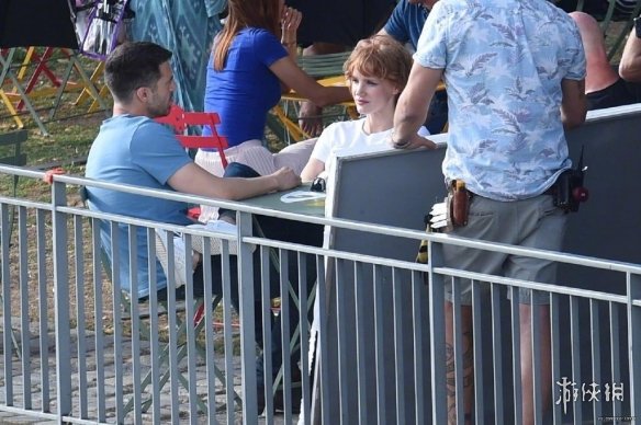 特工电影《355》全新片场照 劳模姐384街头狂秀恩爱