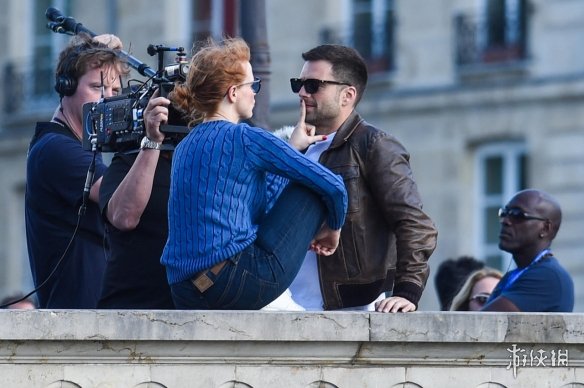 特工电影《355》全新片场照 劳模姐384街头狂秀恩爱