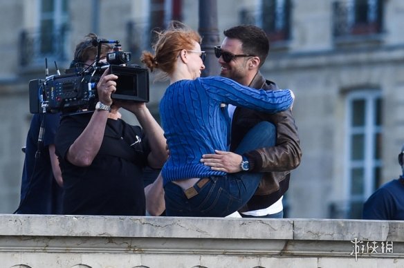 特工电影《355》全新片场照 劳模姐384街头狂秀恩爱