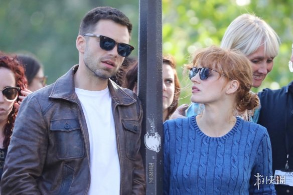 特工电影《355》全新片场照 劳模姐384街头狂秀恩爱