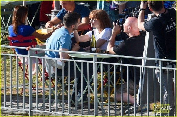 特工电影《355》全新片场照 劳模姐384街头狂秀恩爱