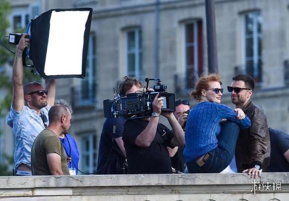 特工电影《355》全新片场照 劳模姐384街头狂秀恩爱