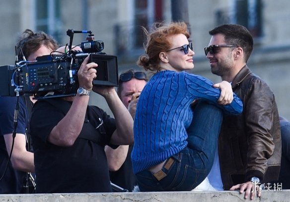 特工电影《355》全新片场照 劳模姐384街头狂秀恩爱