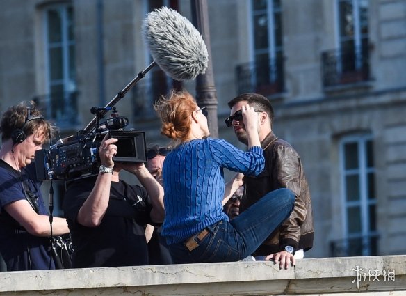 特工电影《355》全新片场照 劳模姐384街头狂秀恩爱