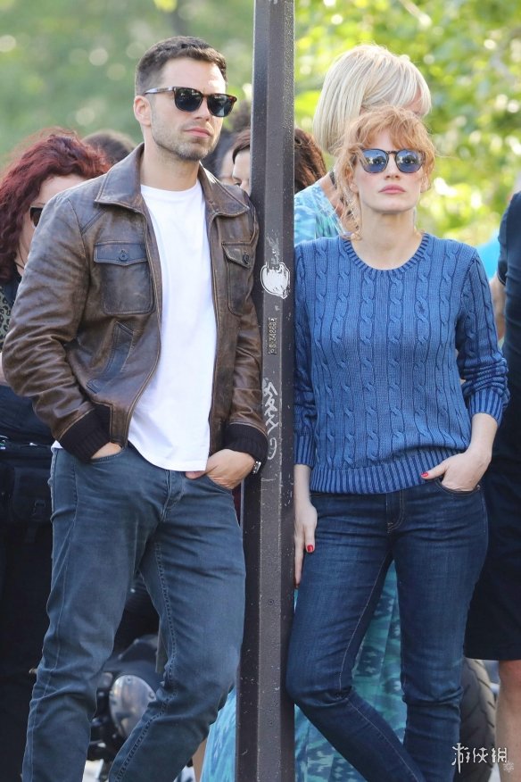 特工电影《355》全新片场照 劳模姐384街头狂秀恩爱