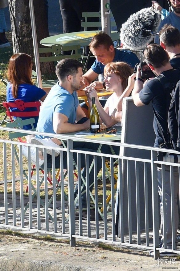 特工电影《355》全新片场照 劳模姐384街头狂秀恩爱