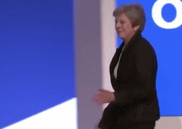 去年的保守党大会，特蕾莎·梅跳舞出场（视频截图）
