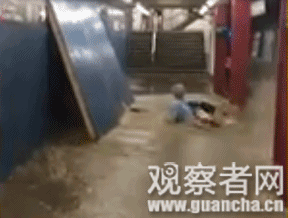 纽约暴雨后地铁站被淹 站台乘客滑倒差点被冲走