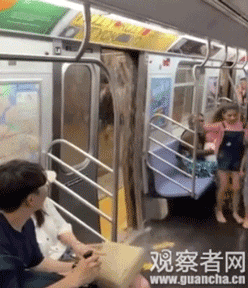 纽约暴雨后地铁站被淹 站台乘客滑倒差点被冲走