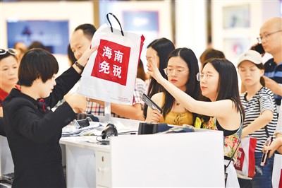 顾客日前在海口日月广场免税店购物。 新华社记者 郭 程摄