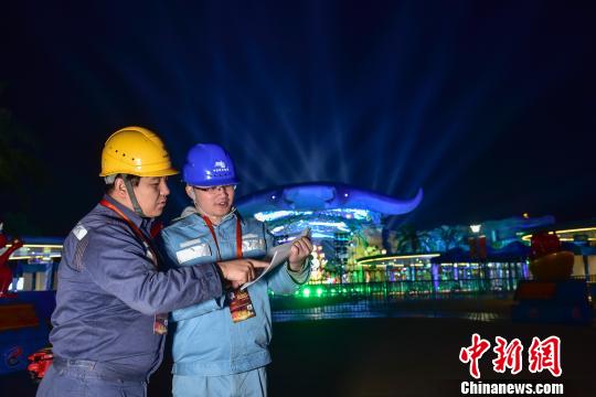 图为珠海供电局工作人员正在检查珠海长隆旅游度假区用电设施。 蓝旺 摄