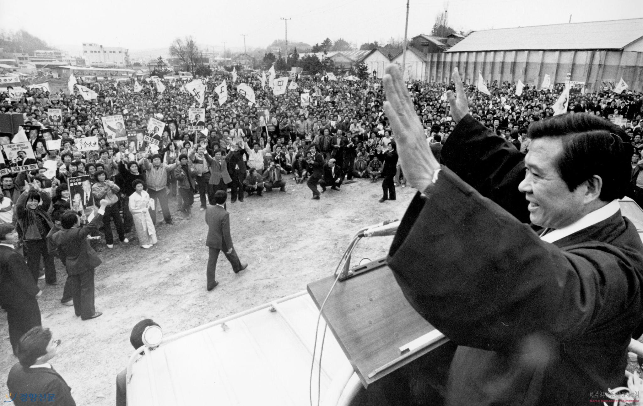 μ1987ѡʱĽУ2009ȥͼԡkdemocracyվ