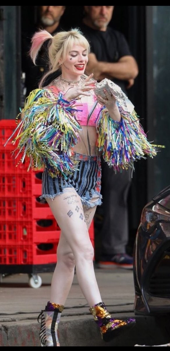 《猛禽小队》小丑女概念图 粉衫短裤依旧美艳无比