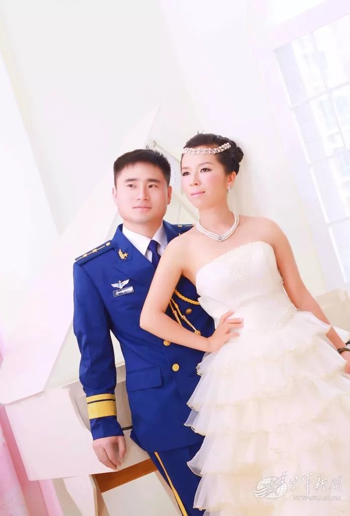 正文 2013年1月4日,两人相约在这个特殊的日子里,领了结婚证.