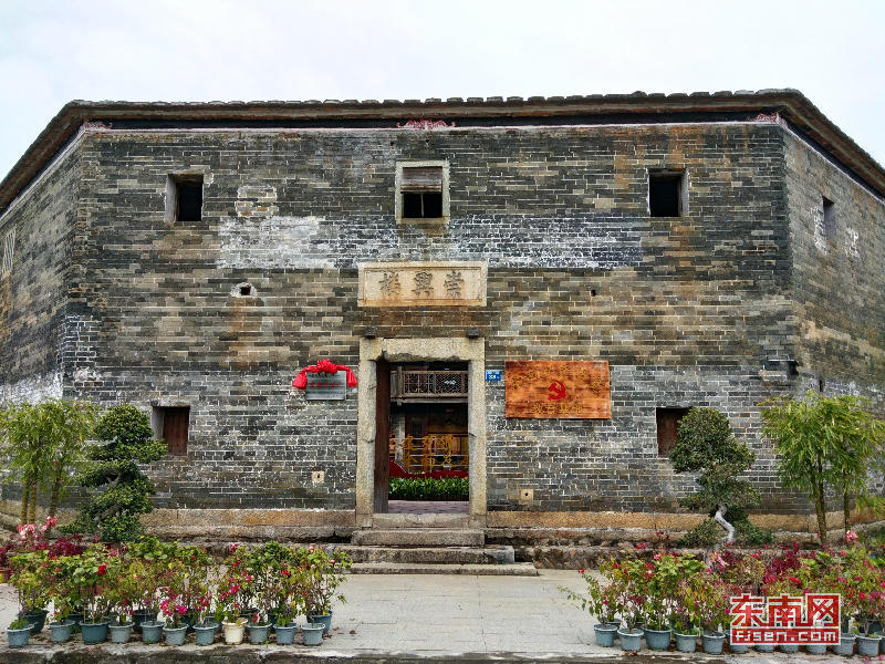 始建于清朝年间的八卦楼已成为红色旅游景点。龙山镇 供图