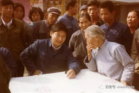 1983年，时任河北正定县委书记的习近平（前排居中），临时在大街上摆桌子听取老百姓意见。