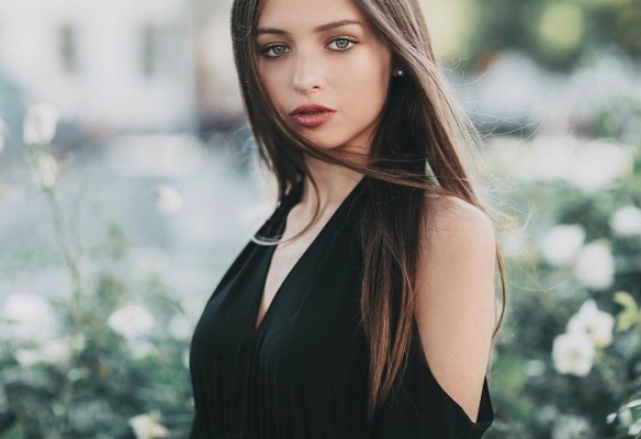 小麦肤色的异域天使 意大利性感美女模特惊艳众人