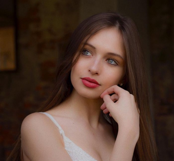 小麦肤色的异域天使 意大利性感美女模特惊艳众人