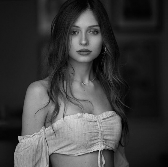 小麦肤色的异域天使 意大利性感美女模特惊艳众人