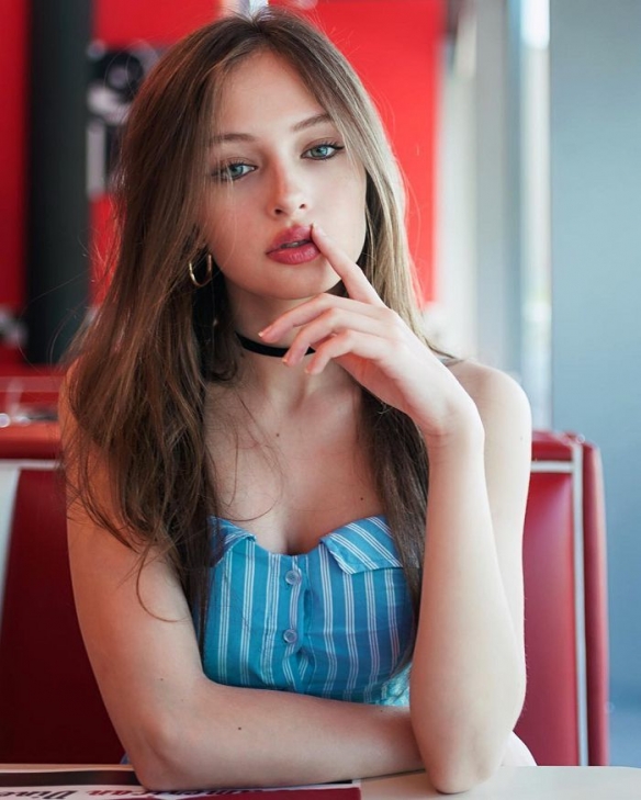 小麦肤色的异域天使 意大利性感美女模特惊艳众人