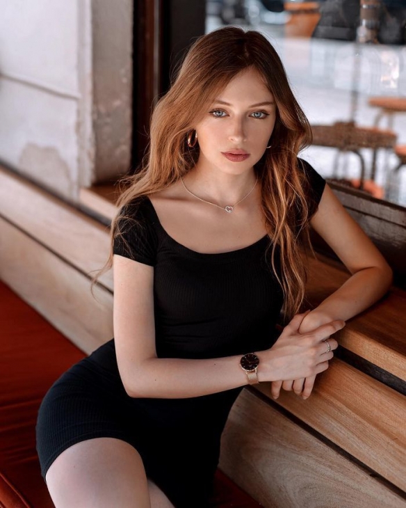 小麦肤色的异域天使 意大利性感美女模特惊艳众人