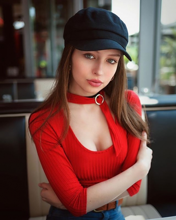 小麦肤色的异域天使 意大利性感美女模特惊艳众人