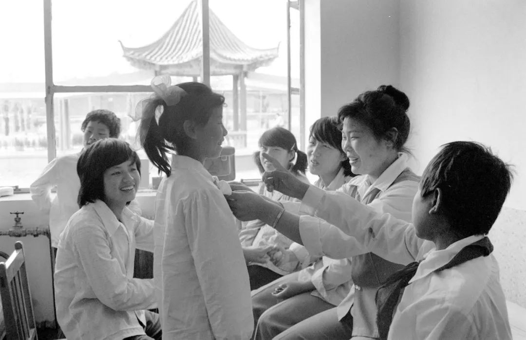 生活在唐山市育红学校的孤儿享受着大家庭的温暖。这是老师王子君星期日和孩子们在一起。新华社记者赵连升摄 （1986年7月5日发）